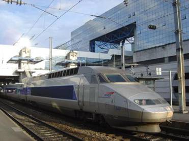 Un TGV entrant en gare